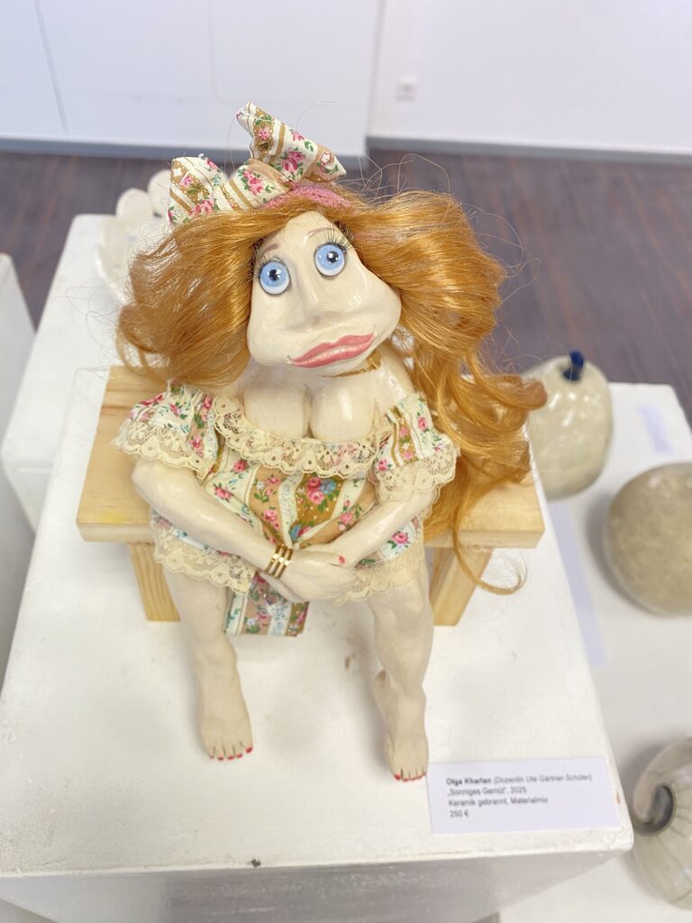 Handmodellierte OOAK Charakter-Skulptur „Sonniges Gemüt“ – Exklusive Kunstpuppe