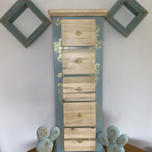 Upcycling-Unikat: Barockes 5-Teile-Set „Maresia“ – Himmelblaue Schubladenkommode mit Wandrahmen & Textil-Kakteen