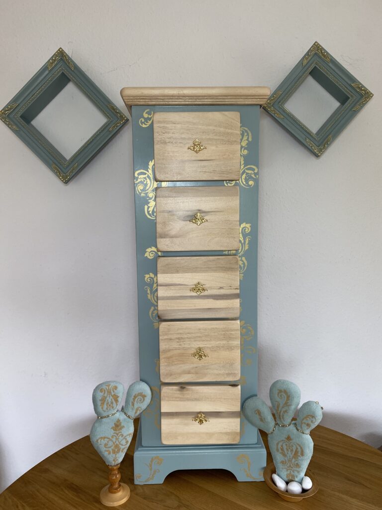 Upcycling-Unikat: Barockes 5-Teile-Set „Maresia“ – Himmelblaue Schubladenkommode mit Wandrahmen & Textil-Kakteen