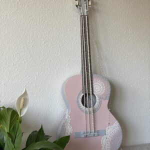 Upcycling-Kunstobjekt: Romantische Deko-Gitarre im Shabby-Chic-Stil mit Spitze & Perlen