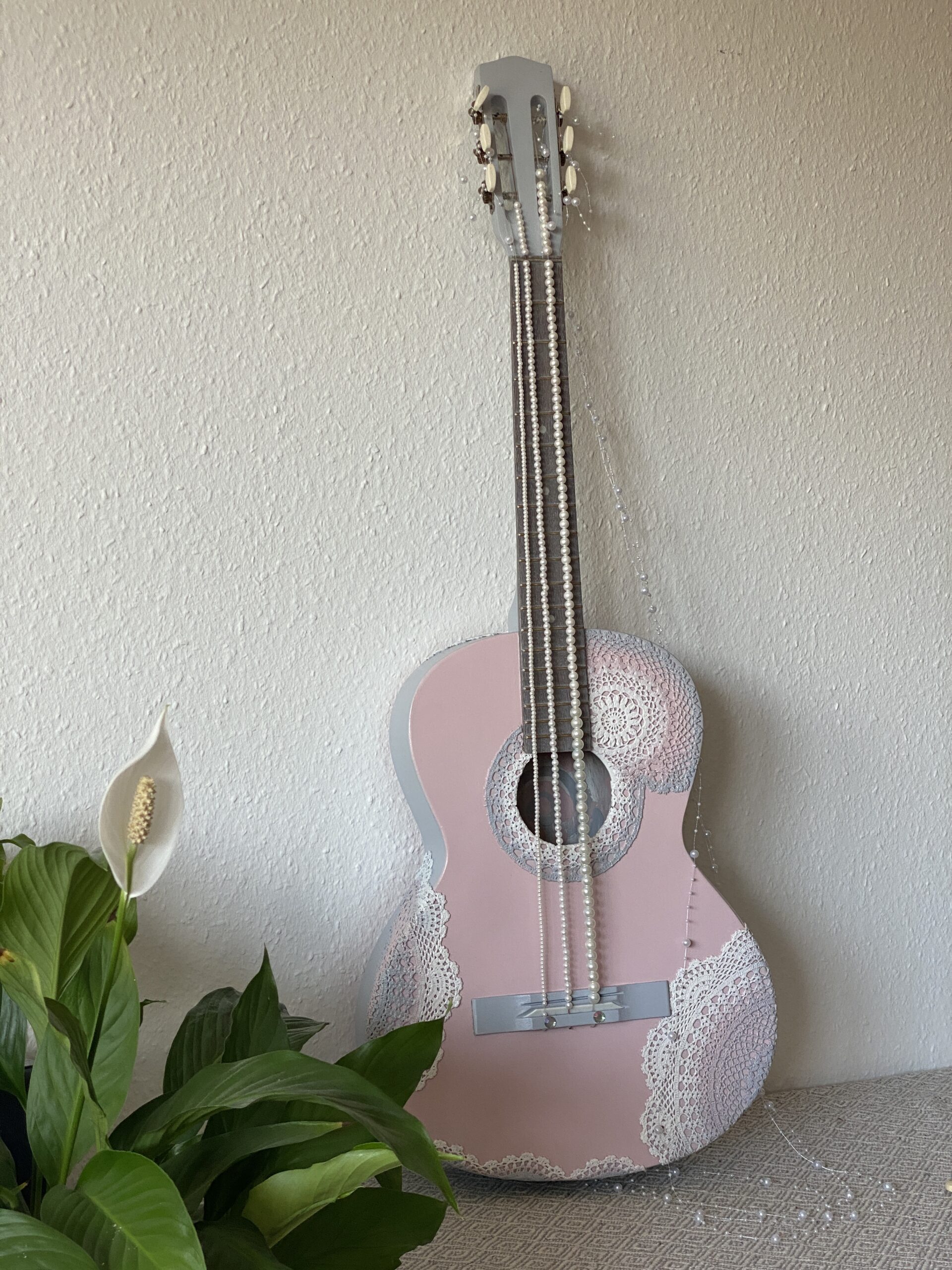 Upcycling-Kunstobjekt: Romantische Deko-Gitarre im Shabby-Chic-Stil mit Spitze & Perlen