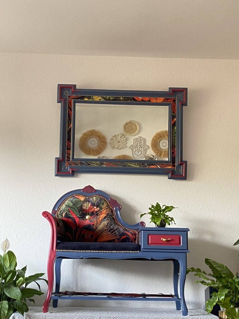 Upcycling-Unikat: Barocke Telefonbank & passender Wandspiegel im tropischen Dschungel-Look